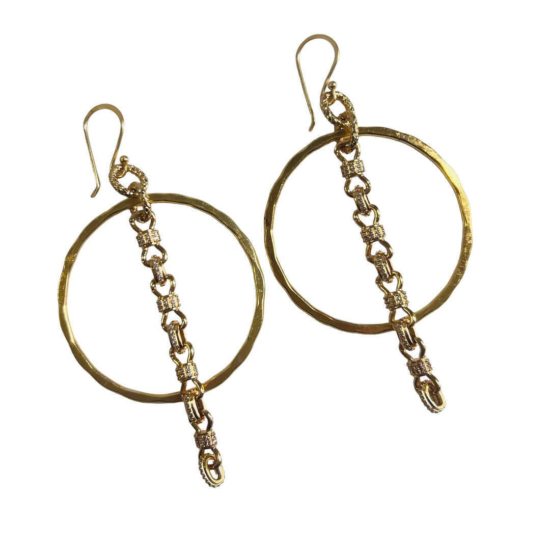 Trendy NYC Jewelry Ideas: Street-Style Jewelry Trends from New York 1 NYC street style jewelry with gold hoops and chains.